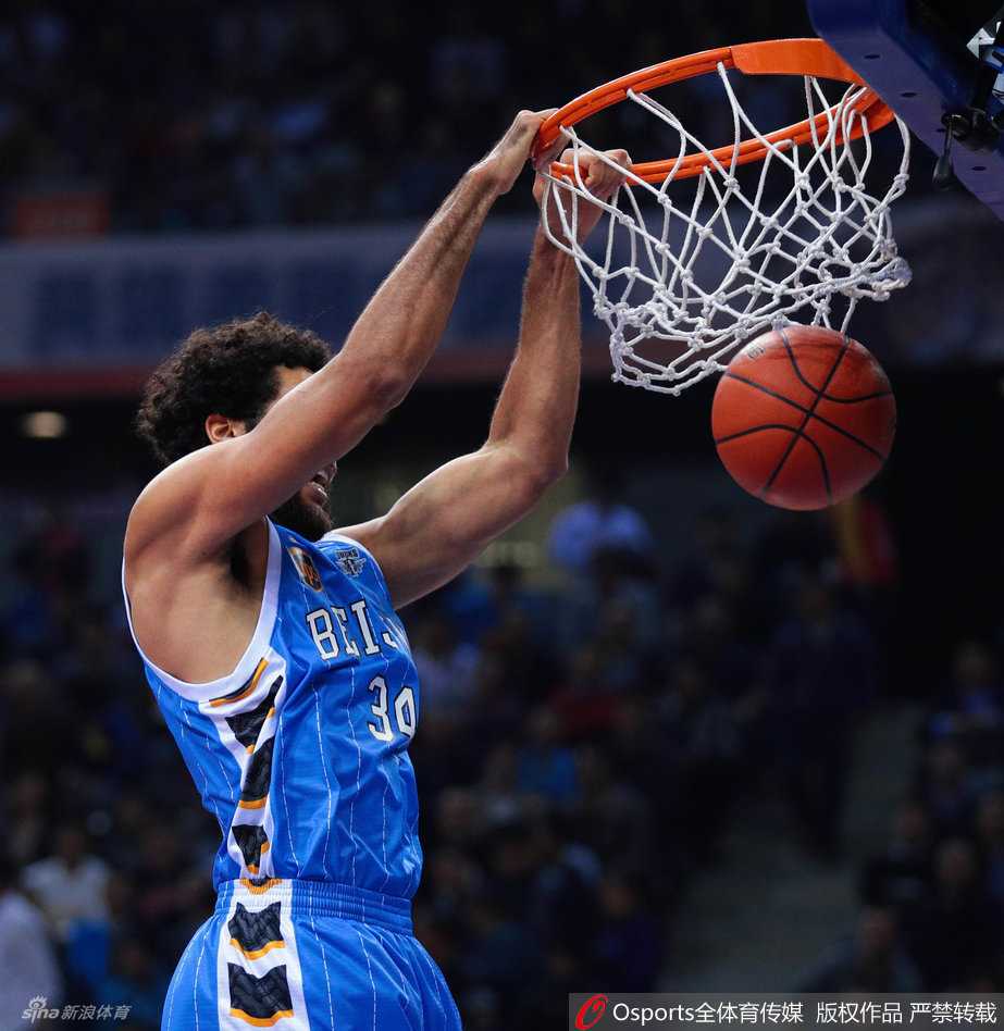 杰瑞特顶开防守，霸王硬上弓般完成双手重扣，篮筐在他手中瑟瑟发抖。