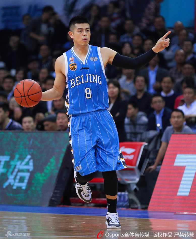 帕戈如一道黑色闪电持球杀入敌阵，以一记势大力沉的单手劈扣终结进攻，霸气十足。