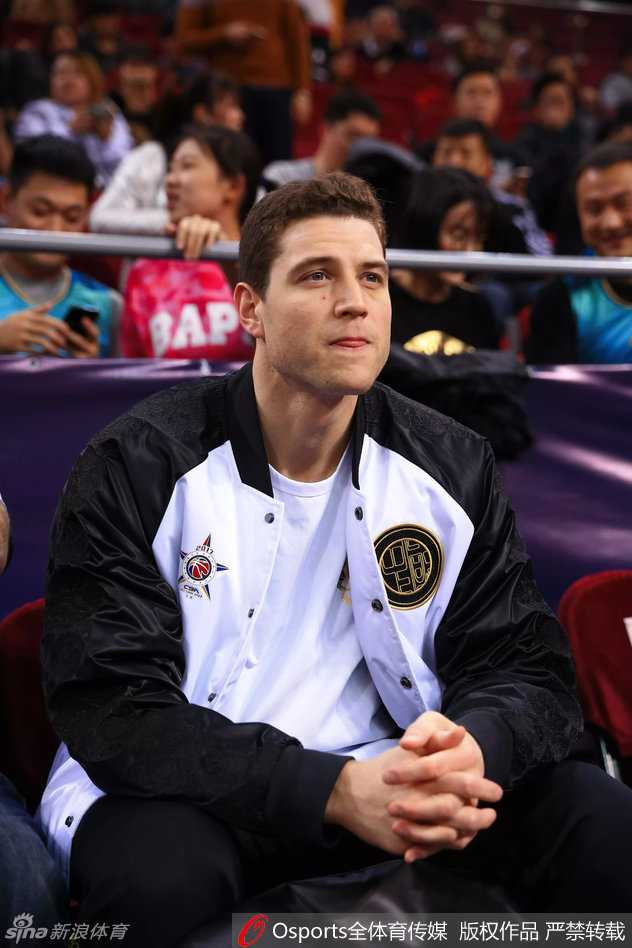 弗雷戴特在三分大赛预赛中出手瞬间，皮球离开指尖，带着美妙的旋转飞向篮筐，他的眼神专注而冷酷，与场外观战时的轻松形成鲜明对比。