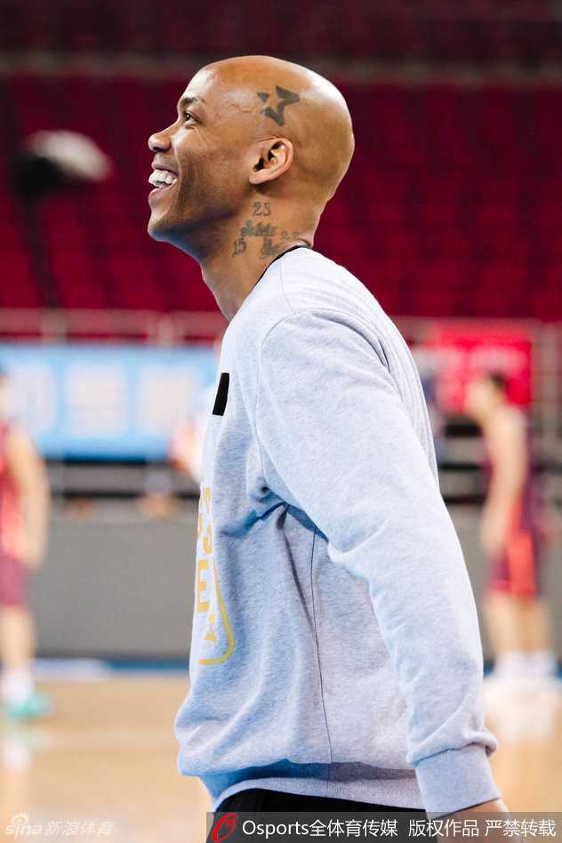 看到弟子们在训练中状态出色，主教练闵鹿蕾在场边露出了欣慰的笑容。他深知这支队伍背负的压力，此刻的轻松一刻显得尤为珍贵，但他心中对即将到来的恶战早已有了周密部署。