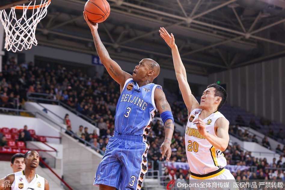 万众瞩目之下，斯蒂芬·马布里犹如孤胆英雄，面对防守悍将高高跃起，以一记标志性的左手上篮撕裂对手防线。