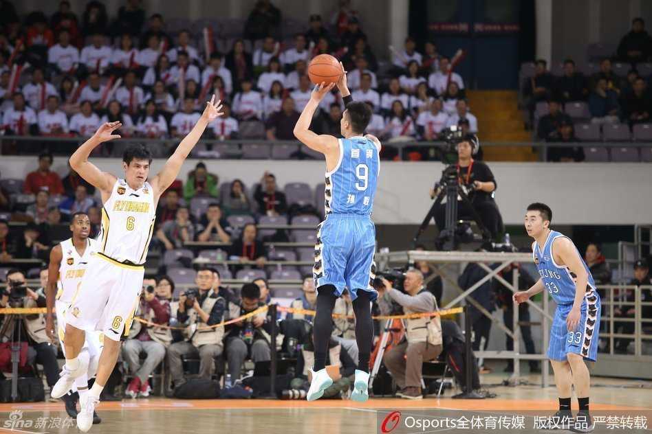 场边的方硕眼神坚定，手指向前场，正在有条不紊地推进组织，他是北京队新一代的后场指挥官。