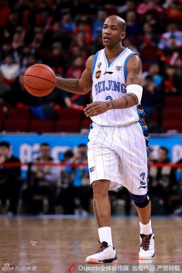 孙悦弯下腰，专注地运球启动，下一秒他将像猎豹般扑向前场，寻找战机。