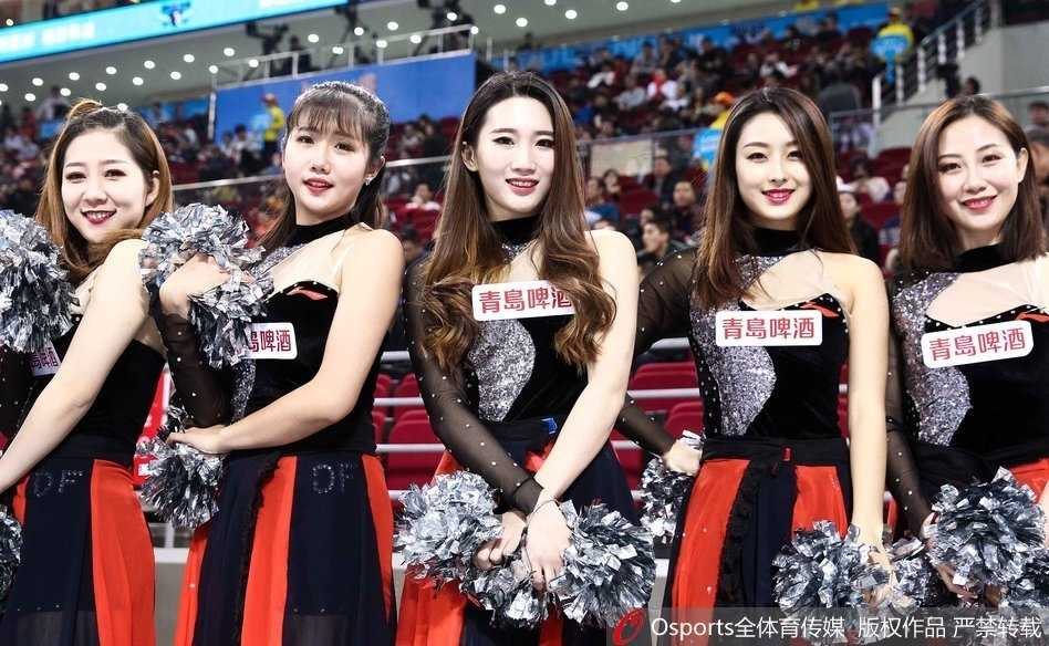 镜头拉近，姑娘们的脸上洋溢着灿烂的笑容，她们伸展手臂，身姿轻盈曼妙，这套充满力量的舞蹈动作背后，是无数次排练留下的汗水。