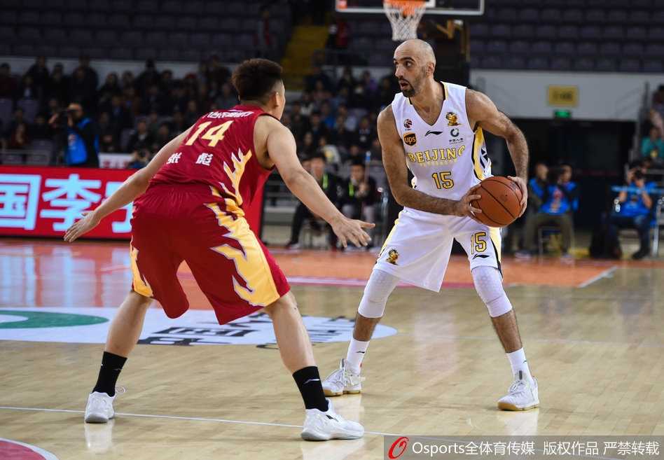 兰多夫在吉林队多人围剿下强行起跳，指尖轻拨皮球划出完美弧线，眼神里满是对胜利的渴望。