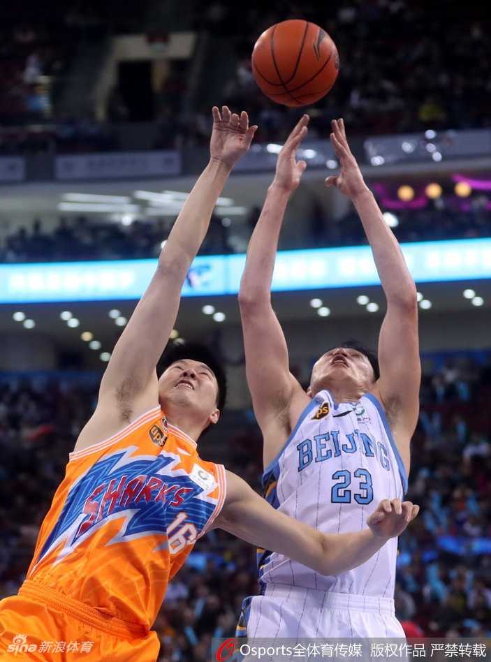 方硕犹如一道白色闪电，持球高速突破上海队的防线，他的眼神专注而锐利，身体在空中舒展，面对补防球员巧妙地将球送入篮筐。