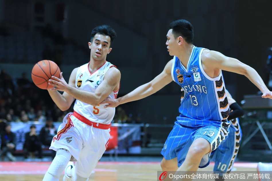 落败的八一队员低头退场，旁边是庆祝胜利的北京队，球场上的灯光洒下，映照出竞技体育的残酷与温情并存的复杂瞬间。