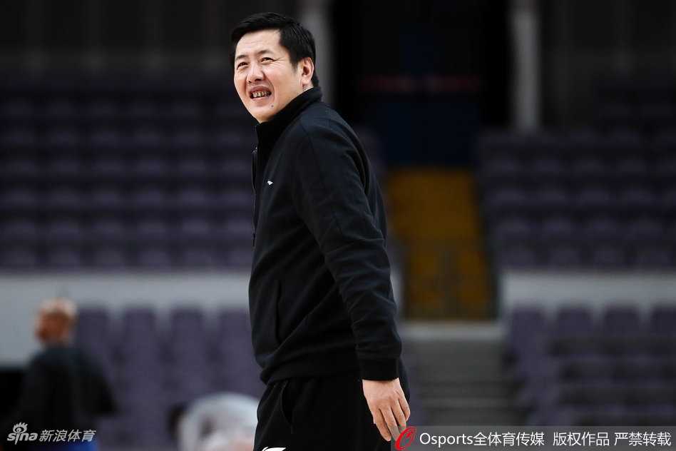 兰多夫在内线卡位要球，强壮的体魄和专注的表情，预示着今晚他将给福建队的内线带来巨大麻烦。