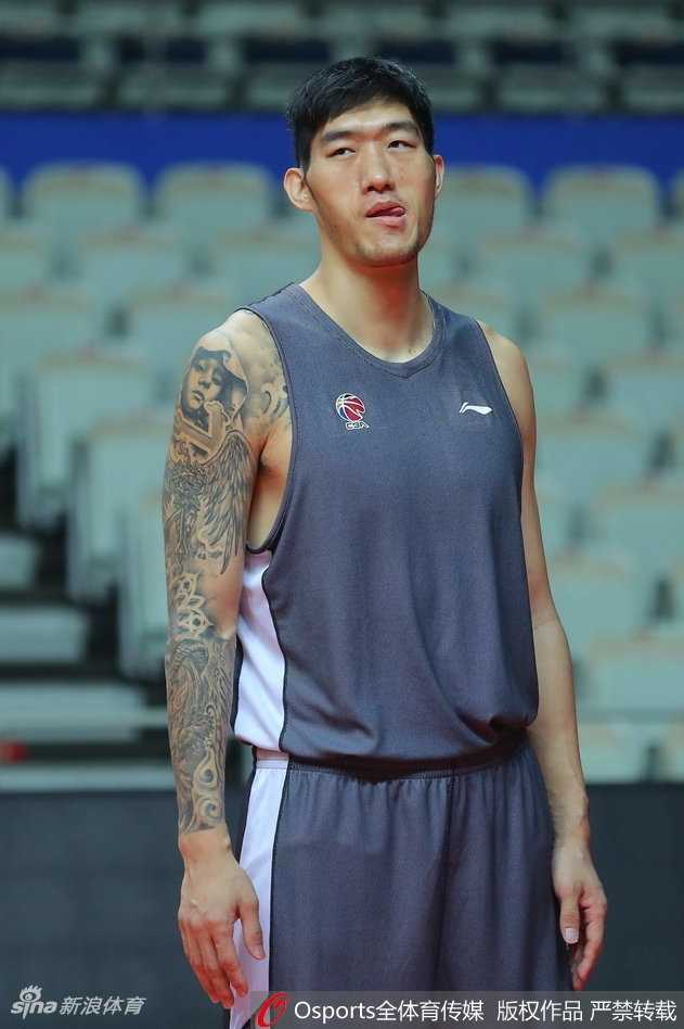 国内球员训练中精准跳投，他们渴望在关键时刻化身奇兵，为球队贡献力量。