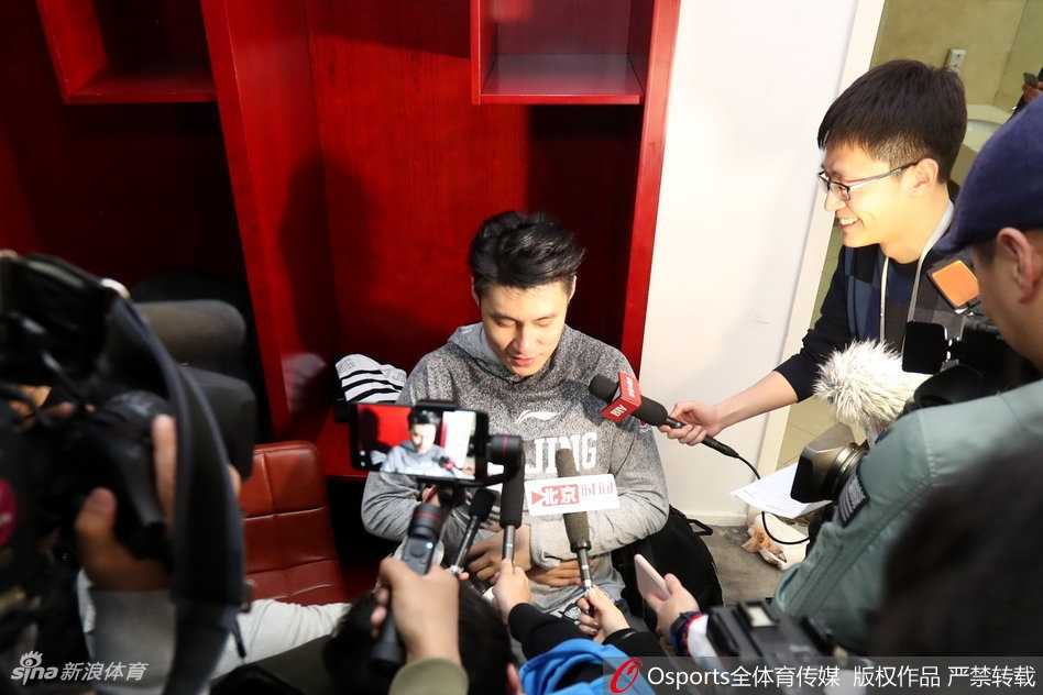 首钢众将围成一圈，汗水与激情交织，胜利的嘶吼仿佛要冲破更衣室的墙壁，每一个人眼中都燃烧着对下一轮挑战的渴望。