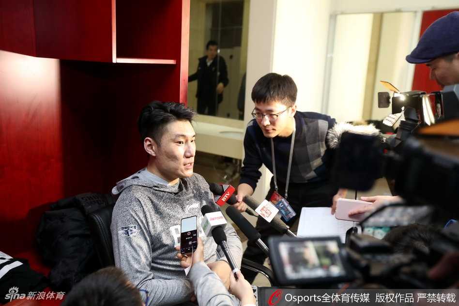 翟晓川神情专注地整理着护具，膝盖上的绷带记录着比赛的惨烈，他紧抿的嘴唇仿佛在诉说即便伤痕累累，也绝不下火线的钢铁意志。