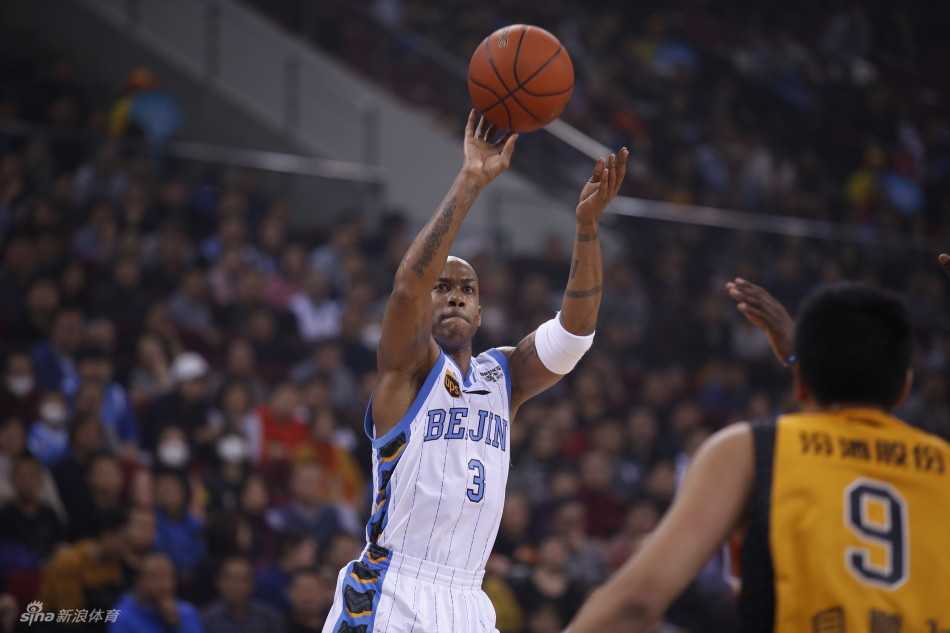 老马一步过掉防守，像尖刀般杀入禁区，空中对抗后稳稳将球放入篮筐，这是属于四十岁硬汉的倔强