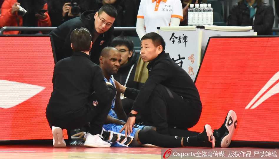 北京首钢外援杰克逊运球突破广州队防线，他目光如炬，寻找着传球或进攻的机会