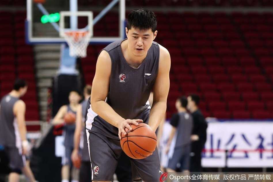在空旷的球馆穹顶灯光照耀下，北京首钢男篮赛前训练氛围轻松，刘晓宇运球过半场，嘴角挂着久违的灿烂笑容，仿佛将训练的汗水都化作了喜悦。
