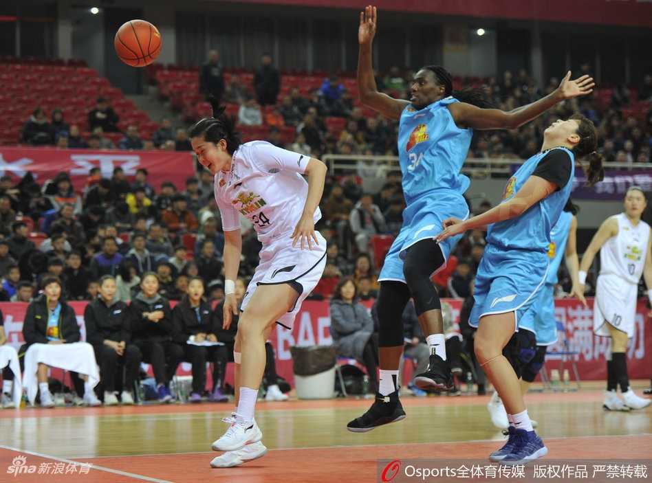 胜负已分，八一女篮球员落寞地走向场边，背影写满遗憾。而场地另一端，北京队球员们已开始击掌相庆，这场强强对话终究成为了卫冕冠军的加冕礼。