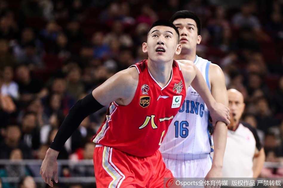 北京队射手张才仁在三分线外果断出手，皮球划过一道完美的弧线空心入网。在他身后，是试图封盖却为时已晚的八一队球员，整个球馆的灯光仿佛都聚焦在这决定性的瞬间。