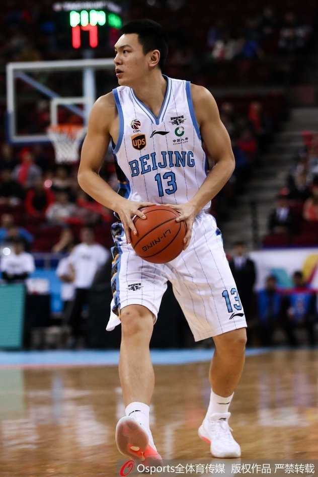 在八一队严密的三人包夹防守下，汉密尔顿如同一座屹立不倒的铁塔，死死护住篮球，寻找着传给队友的最佳路线，他的白色战袍在红色海洋中格外醒目。