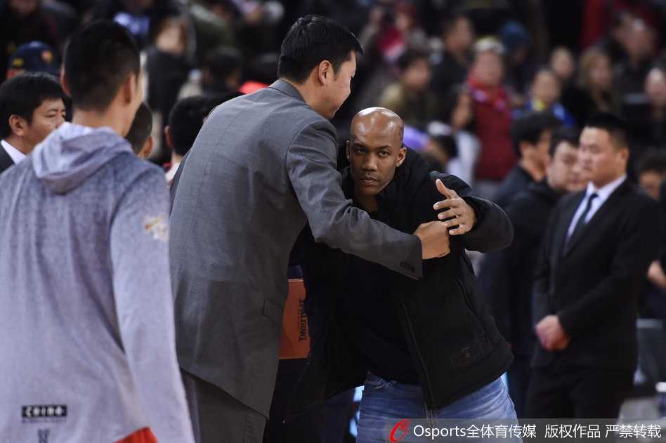 兰多夫在八一内线群中旱地拔葱，单手将球狠狠砸进篮筐，眼神中充满了不可阻挡的杀气。