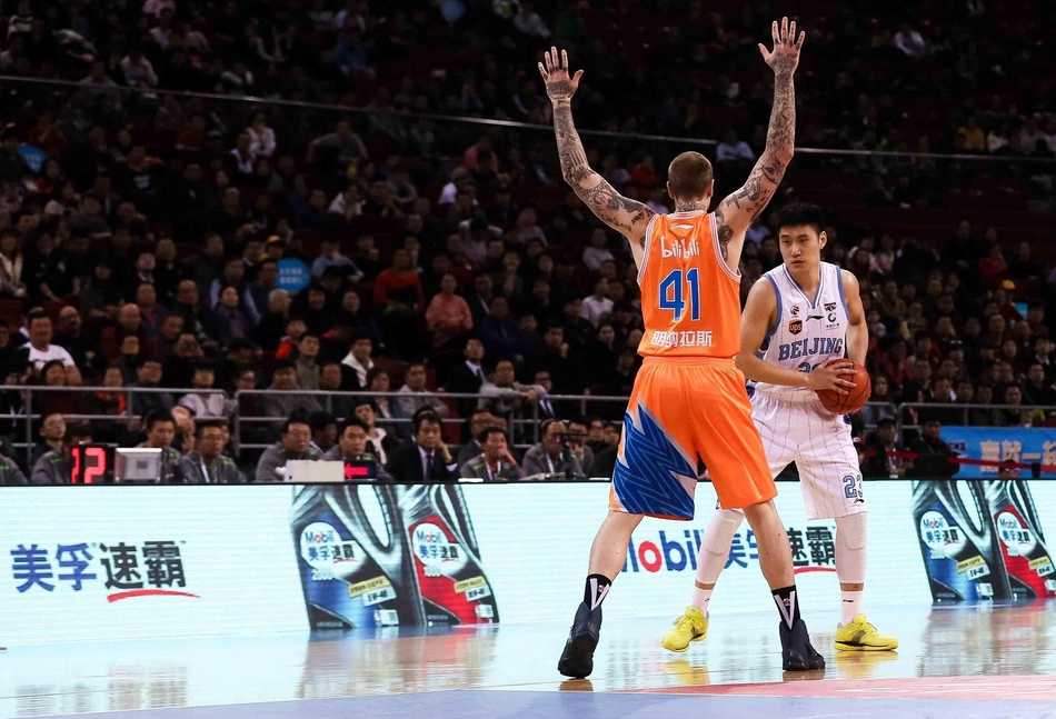 吉喆双手挂筐暴扣瞬间，整个身体悬挂在篮圈上，背后的球衣号码在灯光下显得格外醒目，现场气氛被引爆。