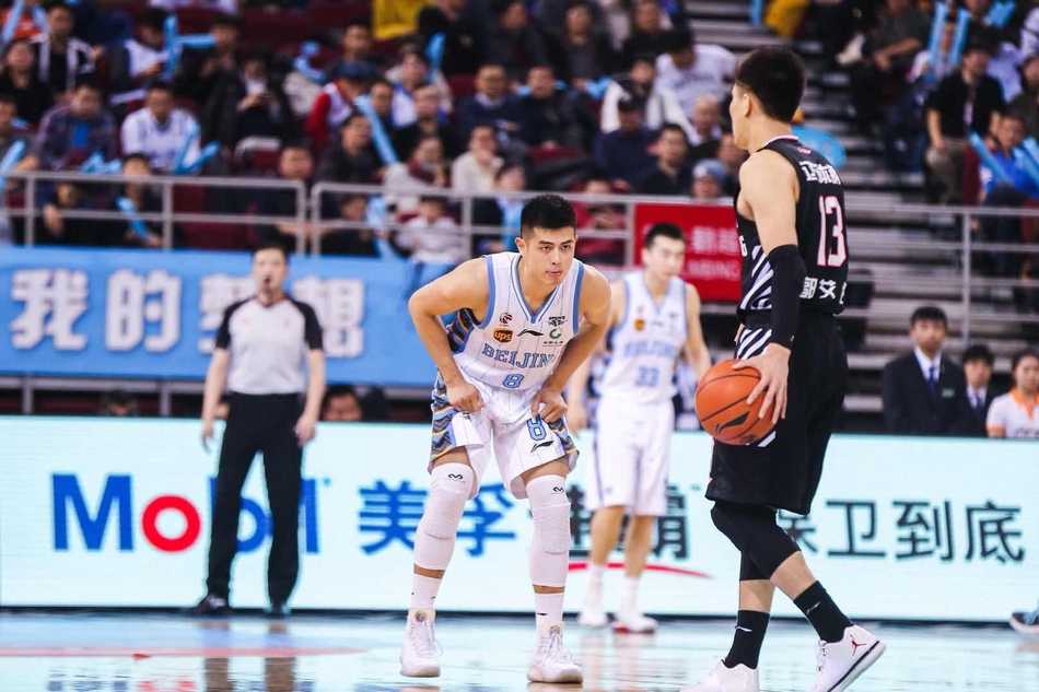 方硕犹如一把锋利的匕首，高速持球突破辽宁队的防线，他的眼神中充满了马布里离队后接过大旗的坚毅与果决。