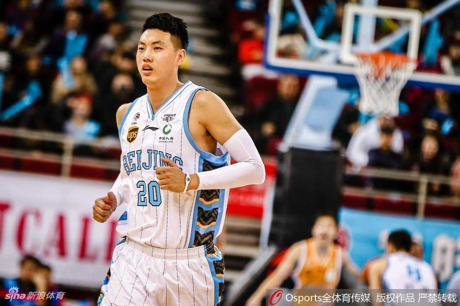 方硕运球快速通过半场，眼神机警地观察着队友的跑位，准备送出撕破对手防线的精妙传球。