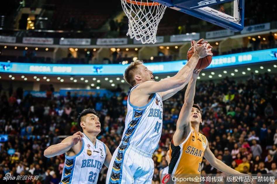 杰克逊与汉密尔顿在暂停后走向场内，两人击掌相庆，眼神中充满了默契和对胜利的无限渴望。