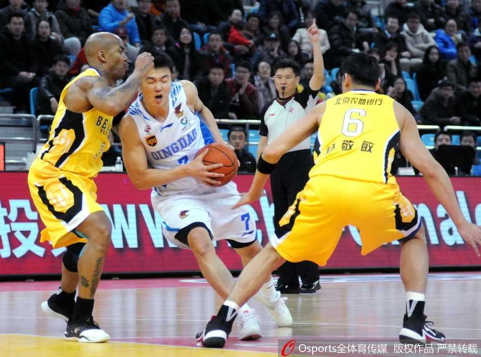 北控外援兰多夫犹如巨塔般耸立在青岛内线，以一记势大力沉的单手劈扣撕裂对手防线，篮筐在他的暴扣下仿佛都在颤抖。