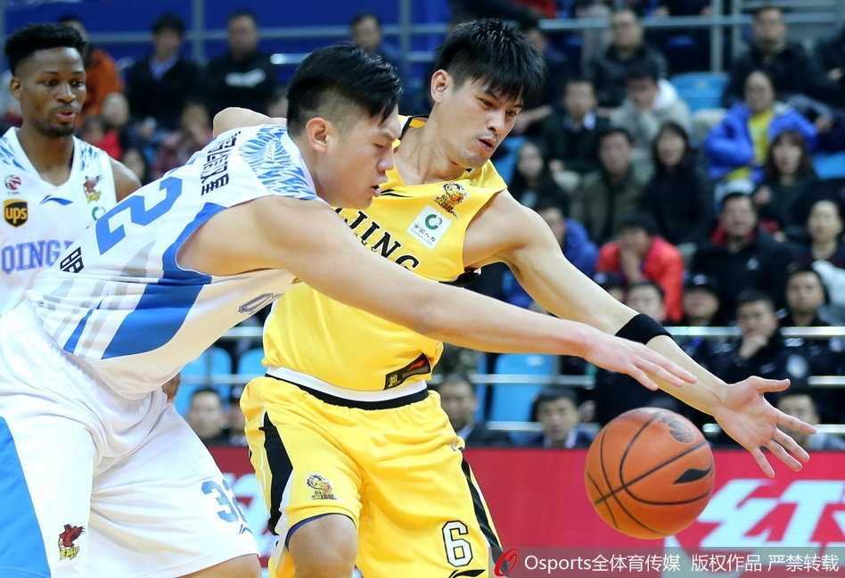 北控队杨敬敏今夜化身冷血射手，他高高跃起，在青岛队防守球员的指尖之上稳稳将球投出，篮球划出一道彩虹般的弧线直奔篮筐。