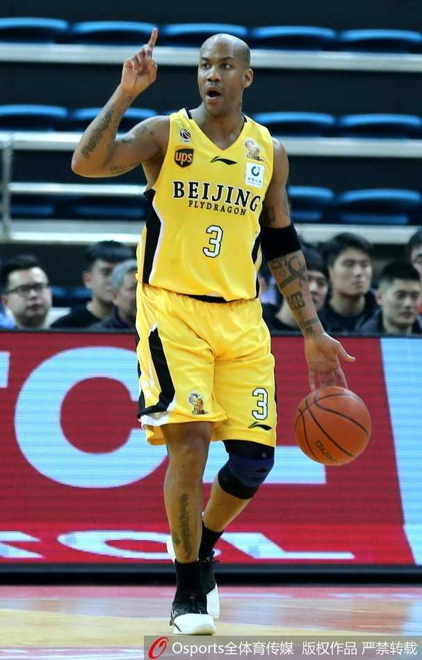 青岛队苏伟与北控队宋康明在篮下展开肌肉森林的肉搏战，两人为了争夺有利位置手臂纠缠在一起，每一个篮板球的争抢都充满了原始的力量感。