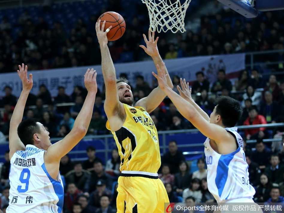 青岛队年轻球员许家晗如旋风般持球杀向北控禁区，尽管面前是铜墙铁壁般的防守，但他依然毫无畏惧地跃起，展现出属于年轻人的朝气与冲劲。