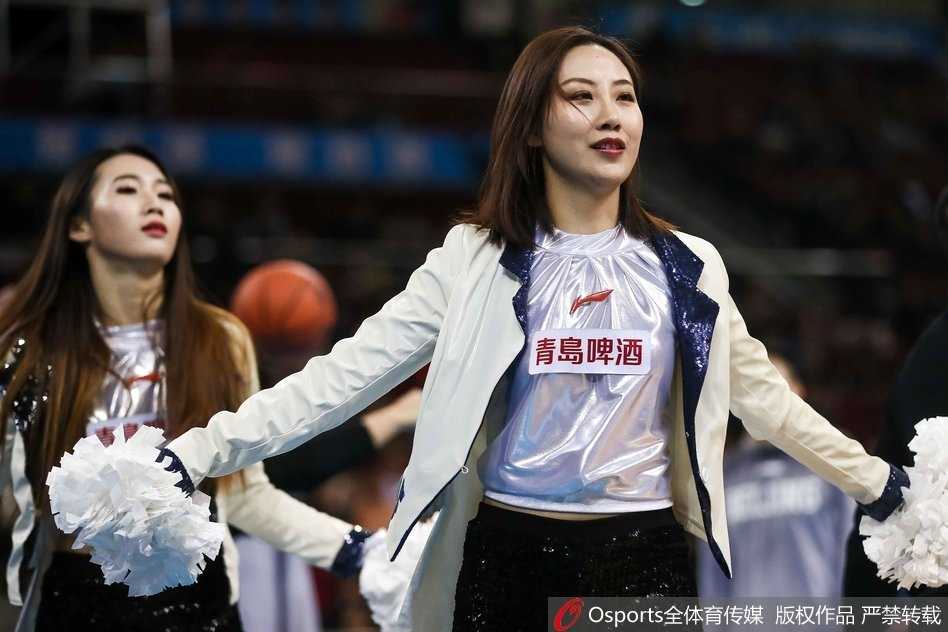 赛场中央，篮球宝贝们扎着利落的高马尾，身着金色闪粉短裙，随着动感节拍整齐舞动，修长的手臂在空中划出优美弧线，瞬间点燃全场热情