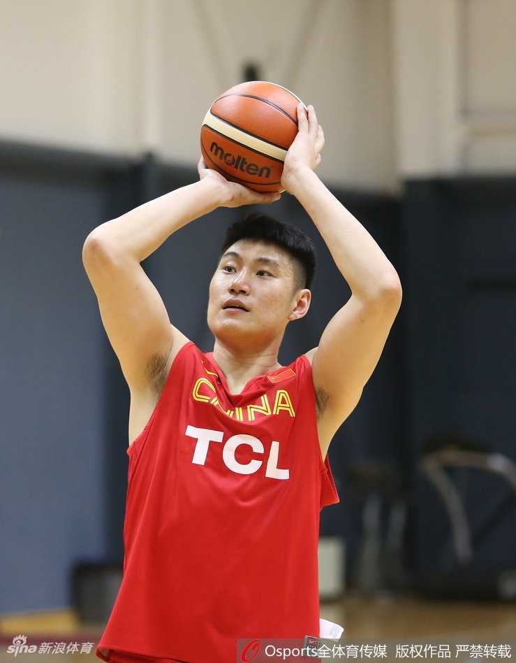 赵继伟、赵睿与常林三人并肩站在三分线外，目光齐刷刷地追随着刚刚出手的篮球轨迹，投篮后的刹那，他们仿佛不是在训练，而是在实战中等待决定胜负的一球。