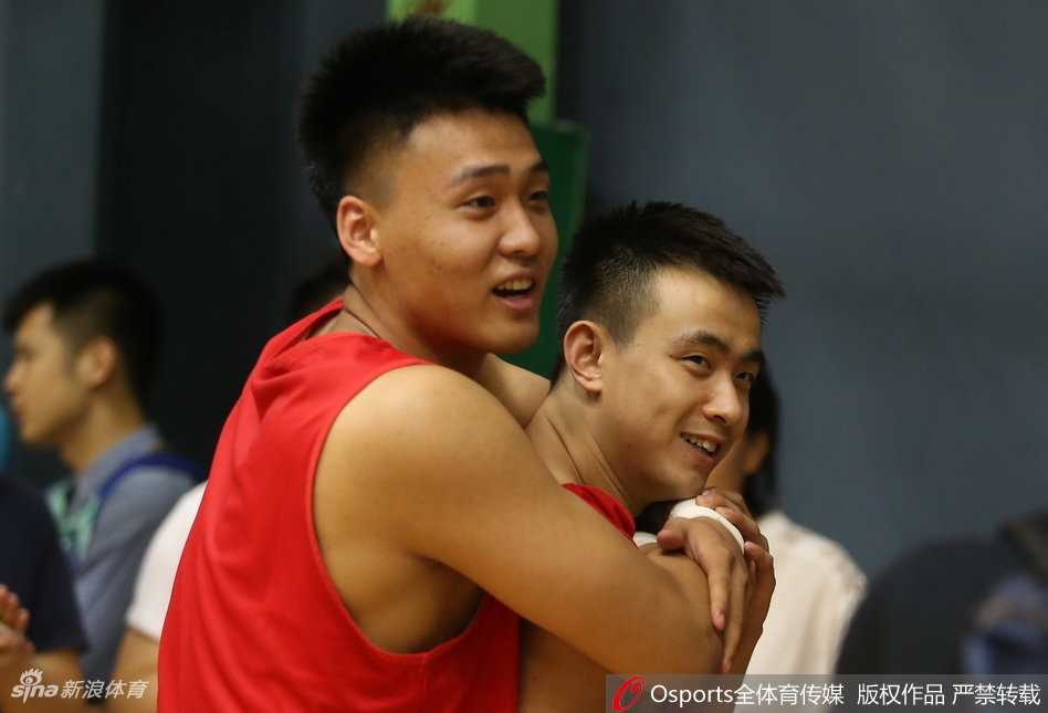 李楠指导目光如炬，双手环抱于胸前，静静地注视着场上弟子们的一举一动，他的眼神里既有新帅的威严，也饱含着对这支青年军未来的无限憧憬。