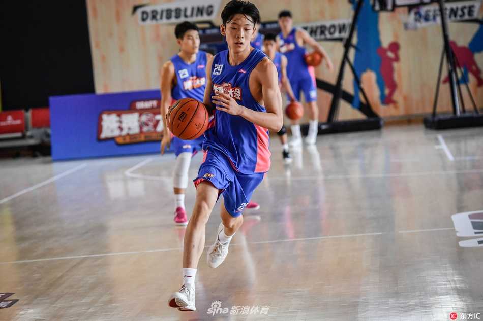 场边坐满了穿着衬衫的CBA各俱乐部代表，他们神情专注，有的手托下巴若有所思，有的在战术板上快速记录，这些年轻球员的未来，就掌握在他们的这次选择之中。