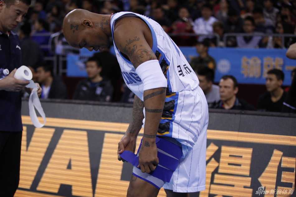 眼神坚毅的斯蒂芬·马布里在替补席旁仔细缠绕手指绷带，身旁是静静摆放的篮球装备，大战前夕的紧张气氛仿佛透过屏幕都能感受到。