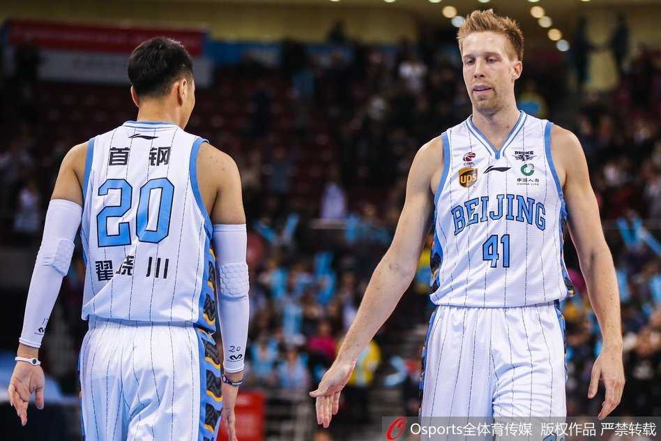 北京队外援汉密尔顿在四川队中锋哈达迪的严密防守下，高高跃起，用一记柔和的勾手完成得分，展现出色的内线技术。