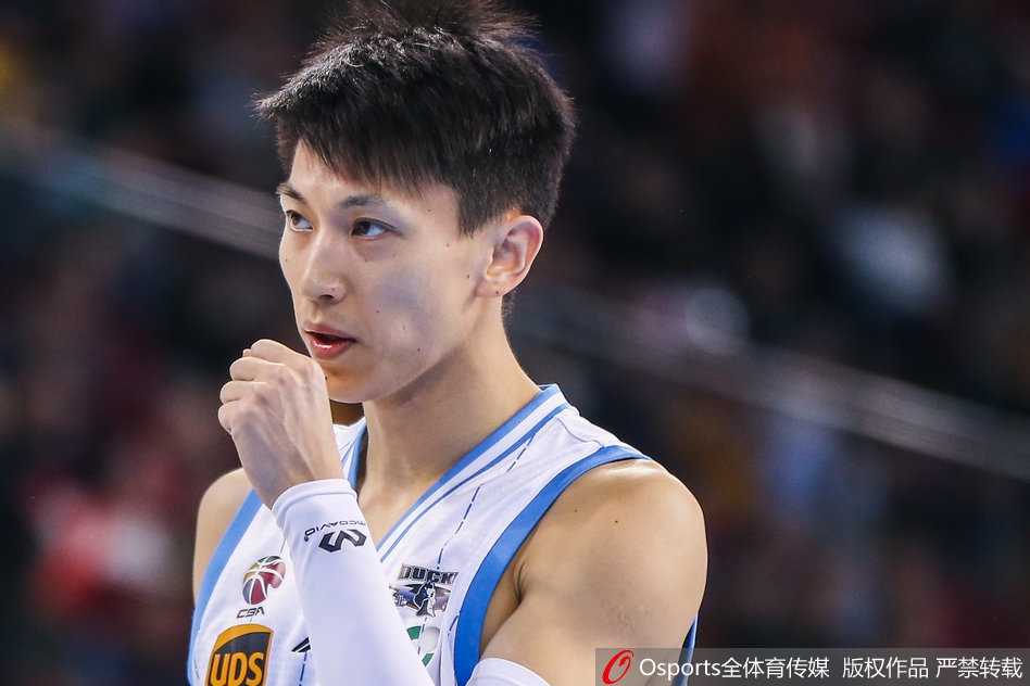 比赛结束哨声响起，北京首钢全体队员在场地中央围成一圈，忘情庆祝这场关键胜利，他们终于一扫阴霾锁定季后赛资格。