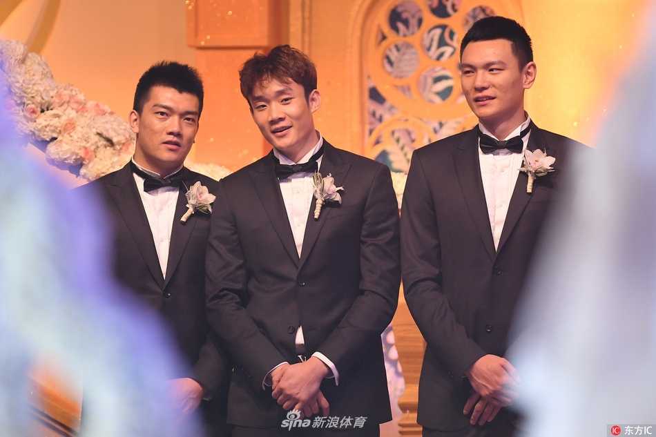 丁彦雨航、朱彦西、李慕豪等组成的伴郎团，个个身着深色西装，簇拥在新郎翟晓川身后，兄弟情深，脸上洋溢着喜悦的笑容。