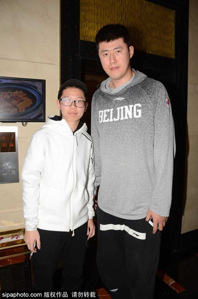 翟晓川与方硕同框为球迷签名，两人均面带微笑，默契十足，尽显北京双星风采