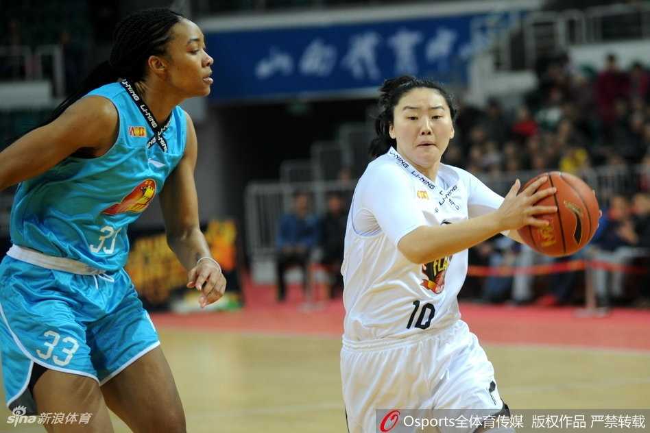 山西外援琼斯在对方严密防守下高高跃起，眼神专注地完成投篮，篮球在空中划过一道决定命运的弧线。