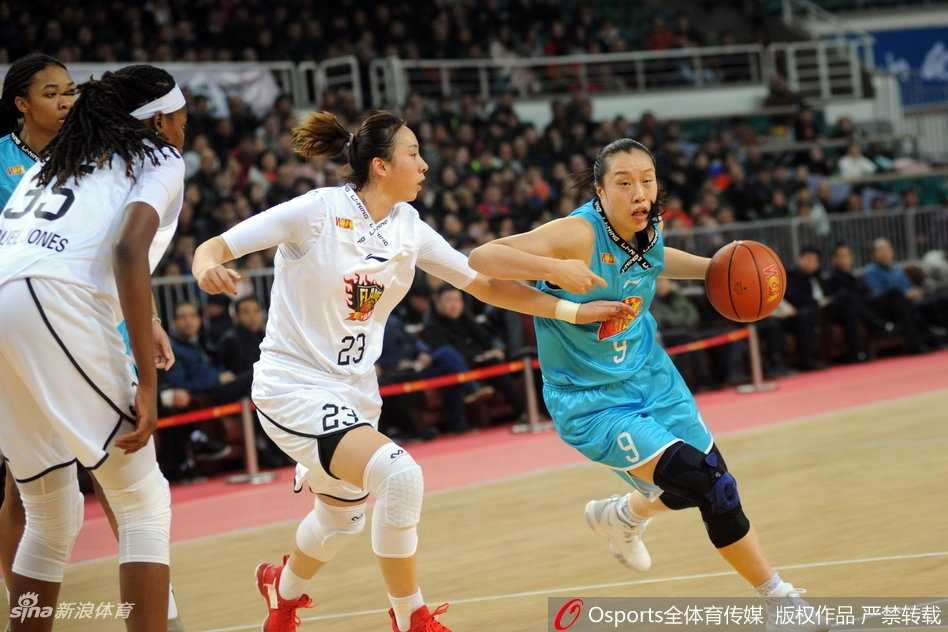 北京队外援伊曼妮接队友传球后，利用强壮的身体倚住防守，果断转身进行篮下进攻，霸气十足。