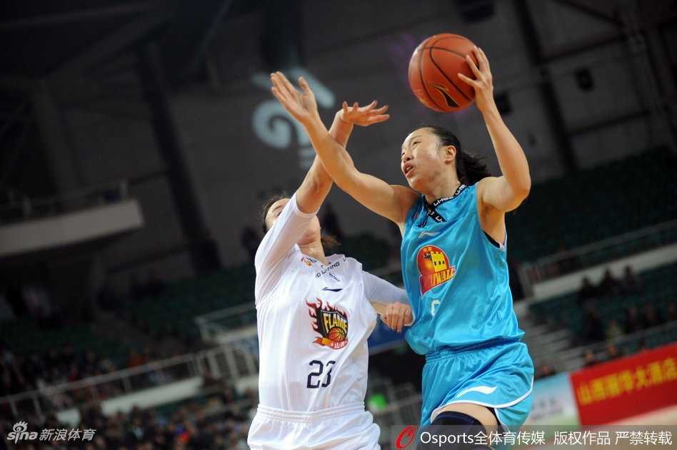 场边的惠民座席区，不同职业的球迷们被紧张激烈的比赛深深吸引，他们神情专注，共同感受着职业篮球的独特魅力。