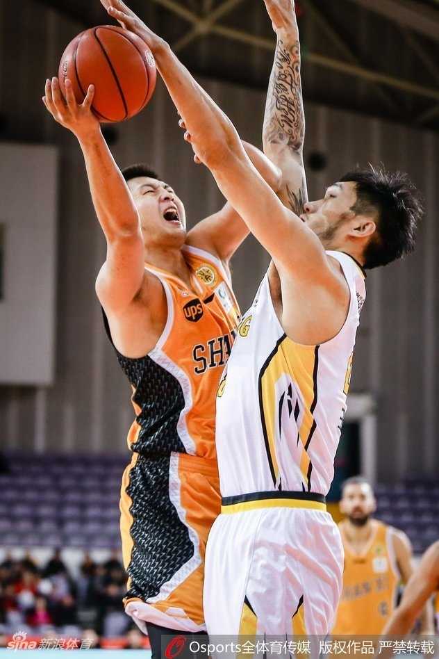 北控主教练闵鹿蕾在场边激动地指挥比赛，手势坚定，眼神充满对胜利的渴望