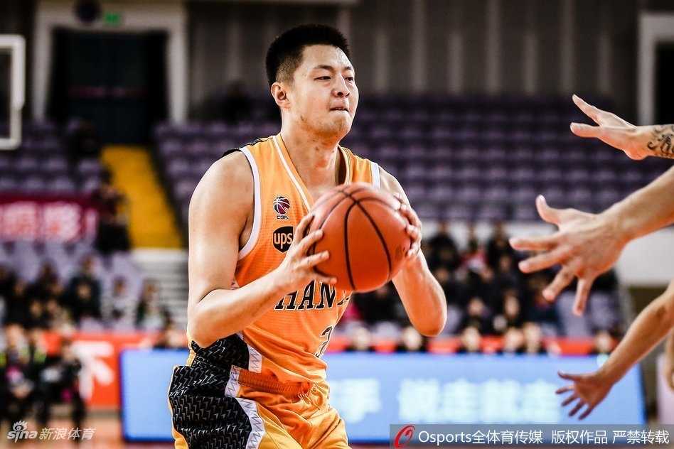 山西球员张宁突破上篮，在北控队员的干扰下空中身体对抗，篮球空心入网