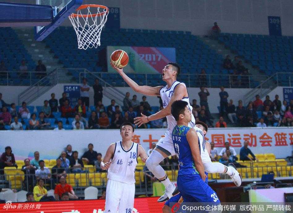 翟晓川无视防守强行突破，在对抗中完成高难度上篮，彰显强悍球风