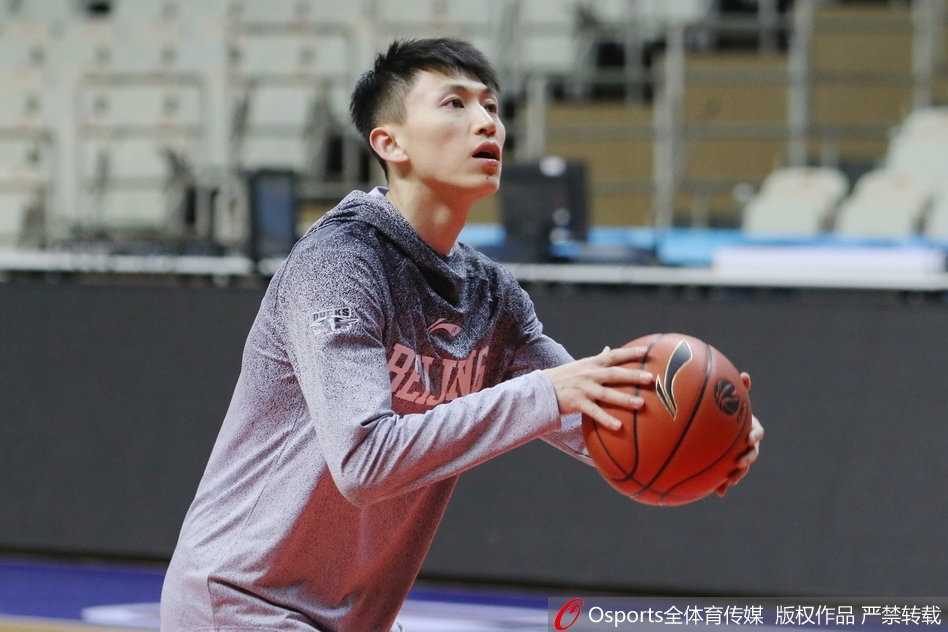 翟晓川在快攻反击中接队友传球，迈开大步腾空而起，面对空篮展示了一记舒展的单手劈扣，引爆训练场气氛