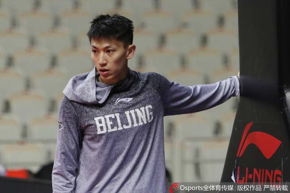 方硕在三分线外运球调整步伐，高高跃起迎着防守人干拔跳投，皮球在空中划出一道美丽的弧线直奔篮筐