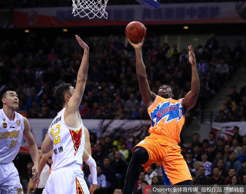 杰里米-帕戈在严密防守下轻盈跃起，后仰跳投出手，皮球带着旋转精准坠入网窝，引爆全场惊呼