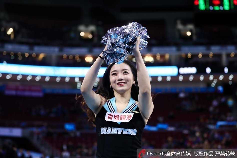 随着动感的鼓点，篮球宝贝们腾空跃起，整齐的队列与舒展的手臂动作，在聚光灯下划出一道道优美的青春弧线，将中场休息变成了迷你演唱会。