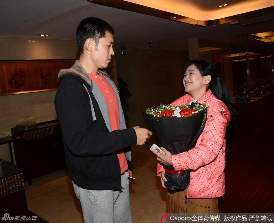 抵达上海的孙悦在酒店门口被工作人员认出，他停下脚步亲切地与工作人员握手寒暄，毫无球星的架子，只有邻家大哥般的随和。